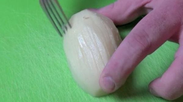 Patate al forno: perché il segreto è graffiarle con la forchetta