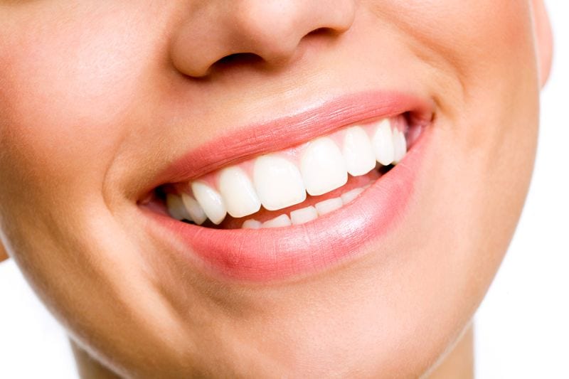 Come sbiancare i denti in modo naturale: i rimedi