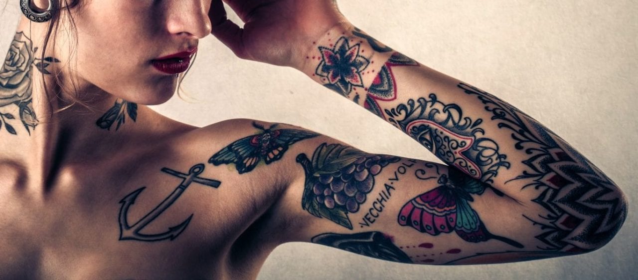 Tatuaggi, preoccupante scoperta: lanciano particelle di colore nel sangue