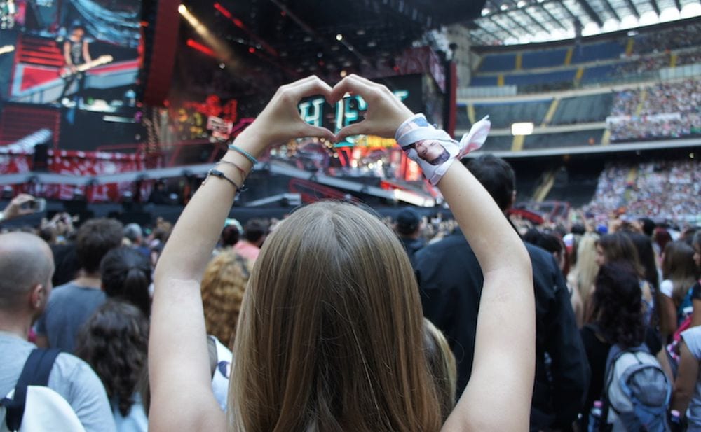 Urla troppo forte al concerto degli One Direction: le conseguenze sono incredibili