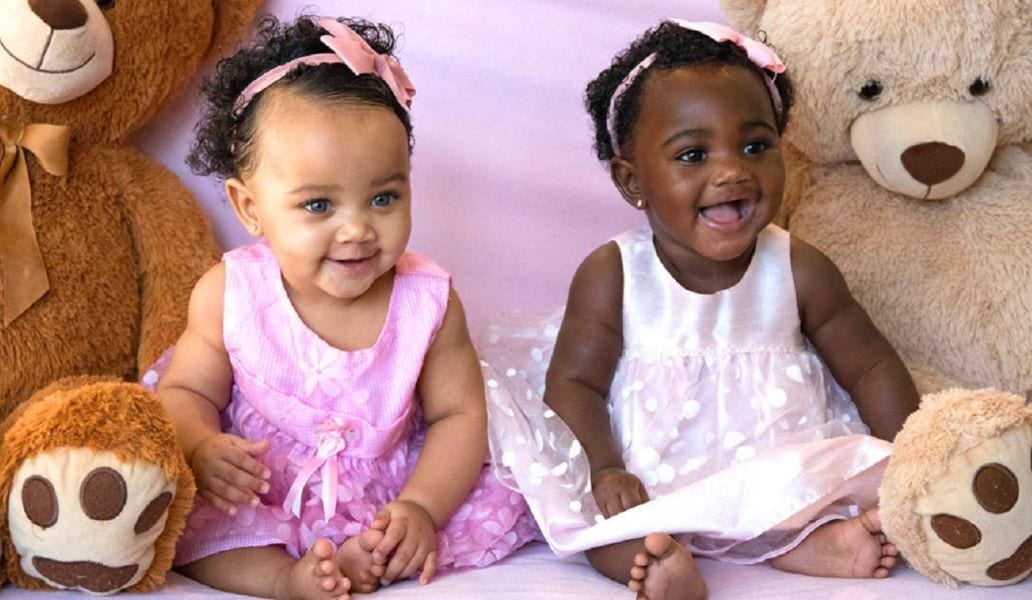 Isabella e Gabriella sono due gemelle eterozigote con una particolarità: una ha la pelle nera e l'altra no. La storia delle due bimbe e l'accoglienza che hanno ricevuto su Instagram.