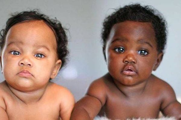 Isabella e Gabriella sono due gemelle eterozigote con una particolarità: una ha la pelle nera e l'altra no. La storia delle due bimbe e l'accoglienza che hanno ricevuto su Instagram.