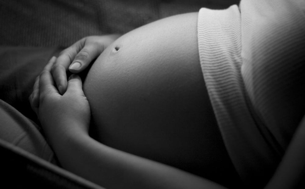 Mamma surrogata partorisce due bambini: poi la scoperta shock