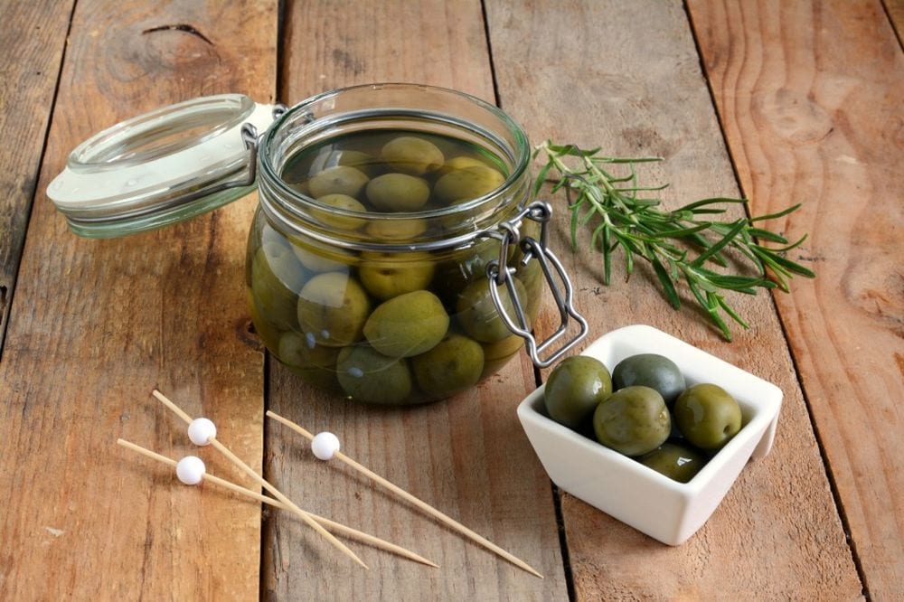 Olive in salamoia fatte in casa: ricetta e deamarizzazione