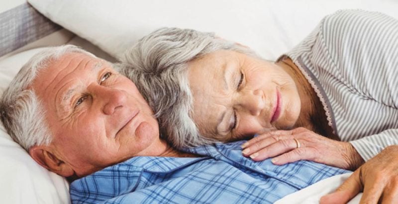 Gli anziani dormono poco e male: tutti i motivi della loro insonnia