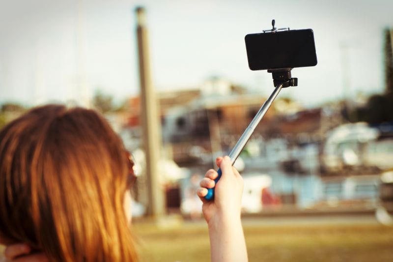 Selfite, una vera e propria malattia: cosa fa scattare l'ossessione
