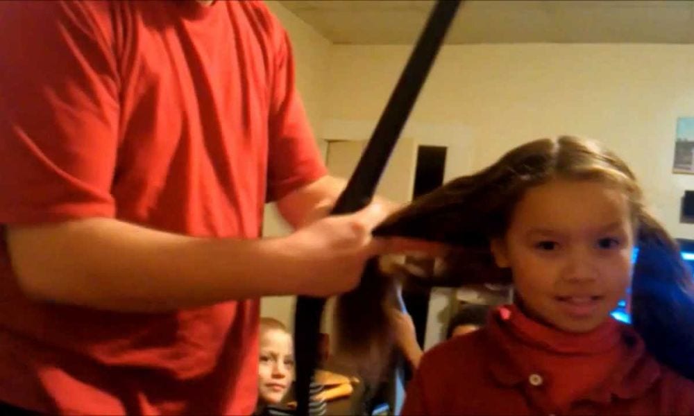 Papà inventano l'aspirapolvere per fare la coda alle figlie [VIDEO]