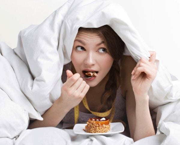 Più dormi e meno mangi: la dieta del sonno esiste davvero
