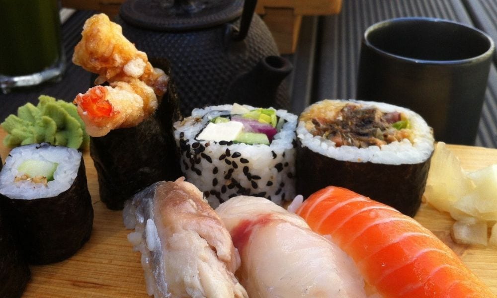 Mangia sushi e pesce crudo per un anno: quello che trova nel suo corpo è incredibile