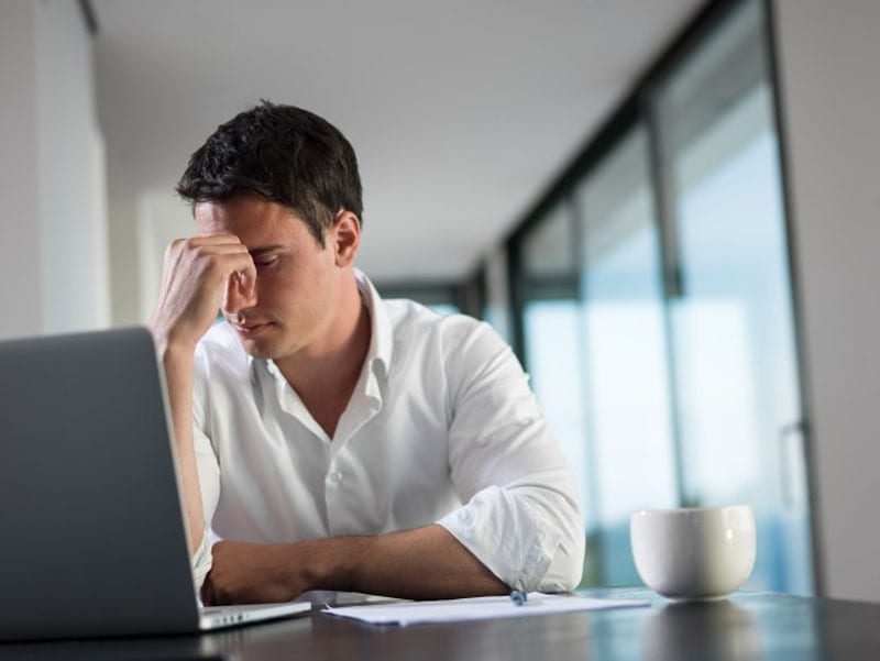 Dolori da ufficio: tutti i sintomi che colpiscono 8 lavoratori su 10