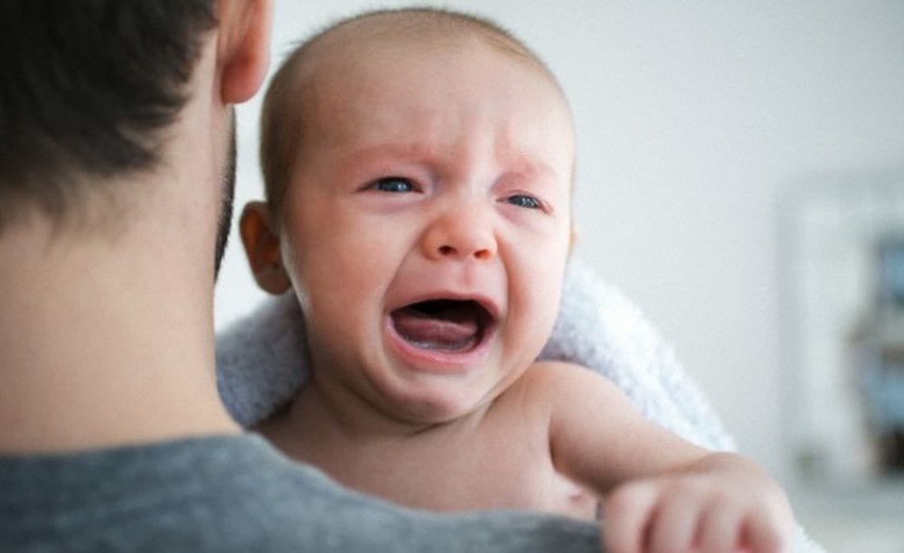 Neonato piange perché vuole la mamma: la soluzione del papà [VIDEO]