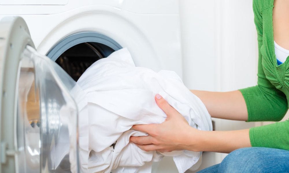 Pulisci la lavatrice? Come fare e i pericoli che corri ad ogni lavaggio