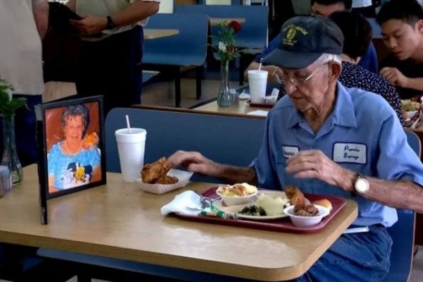 A 94 anni pranza ogni giorno con la foto della moglie defunta: "È sempre con me"