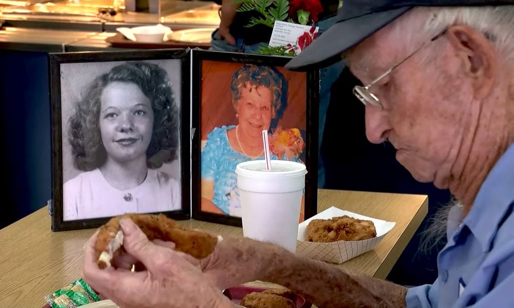 A 94 anni pranza ogni giorno con la foto della moglie defunta: 