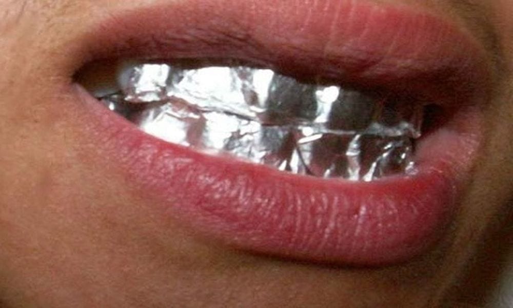 Alluminio sui denti: un rimedio per sbiancarli [VIDEO]