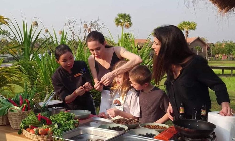 Angelina Jolie mangia insetti in Cambogia con i figli per un nobile scopo [VIDEO]