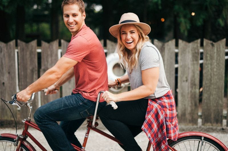 Curvy sposa mister addominali: dal web arrivano gli insulti