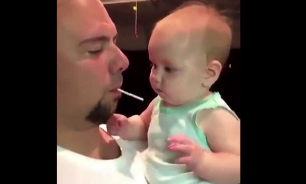 Quando il baby imita il suo papà, i video più divertenti