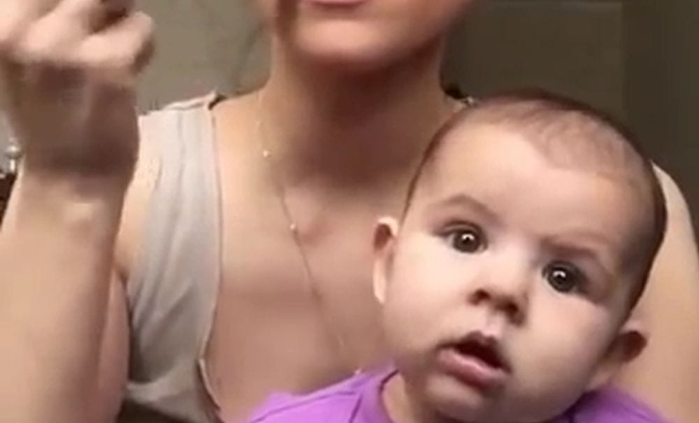 La mamma si trucca: la reazione della figlia è dolcissima [VIDEO]