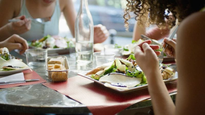 Mangiare al bar o al ristorante, rischio intossicazione di ftalati. Cosa sono?