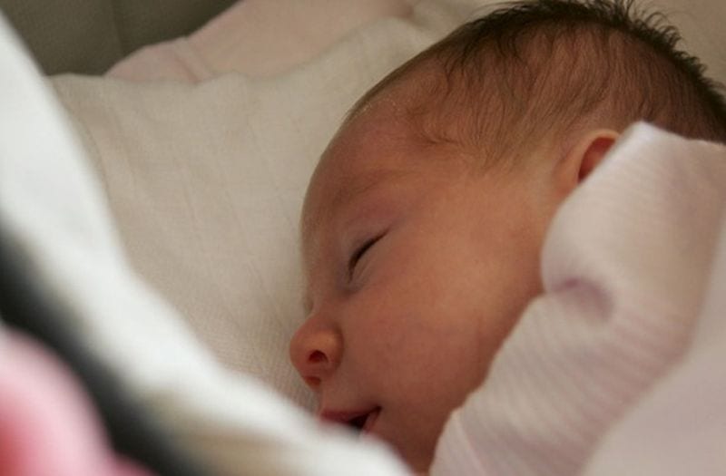 Neonata ha 40 di febbre, pediatra si rifiuta di visitarla: cos'è successo