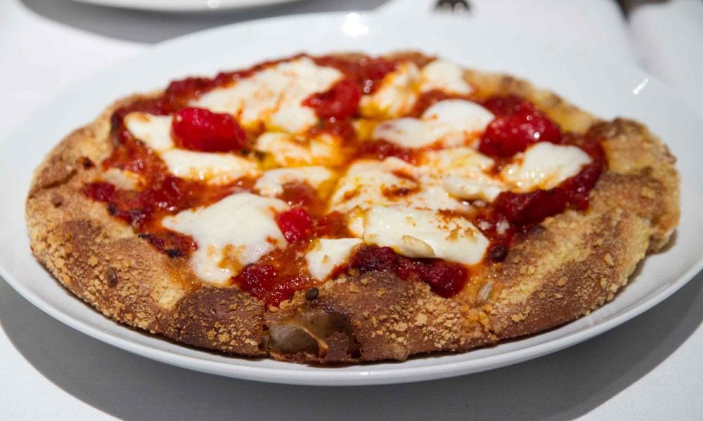 Pizza margherita di Cracco: com'è e perché è stata criticata [VIDEO]