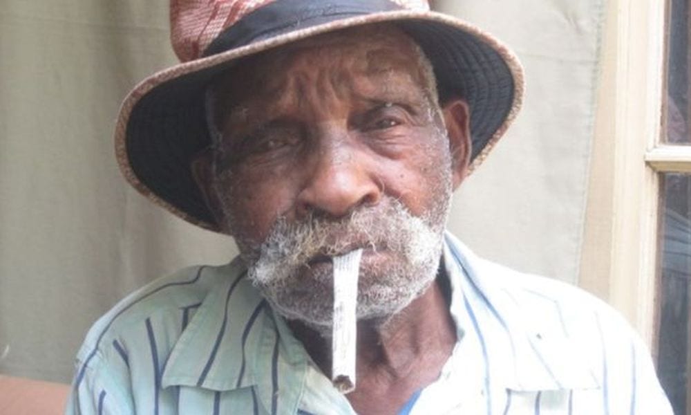 Fredie è il fumatore più longevo del mondo: a 114 anni dice stop alle sigarette