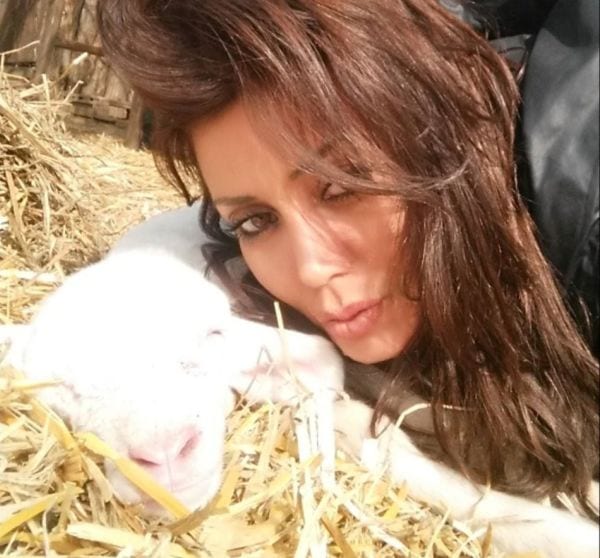 Daniela Martani, aspra polemica contro i vegani: "Sono una setta"