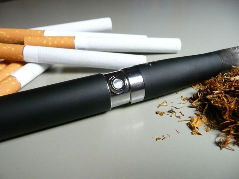 Fuma sigarette elettroniche: ricoverata dopo 3 settimane con l'acqua nei polmoni