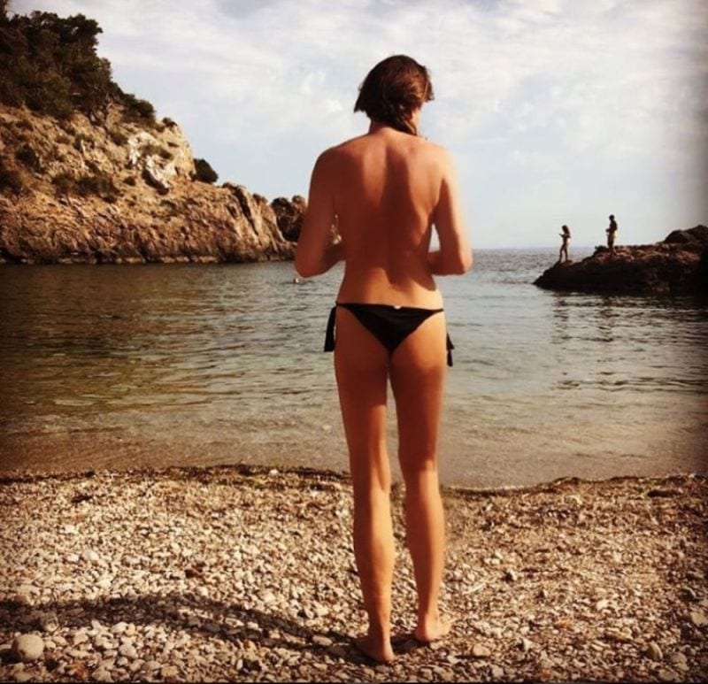 Alba Parietti in topless: inno alla bellezza a 57 anni