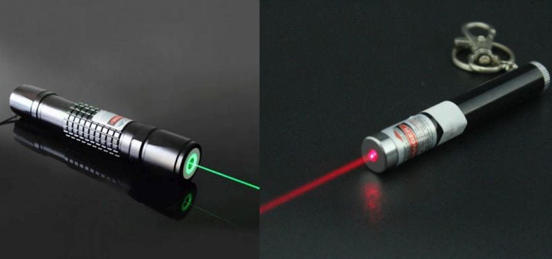A 9 anni gioca con un puntatore laser: rischia di perdere la vista