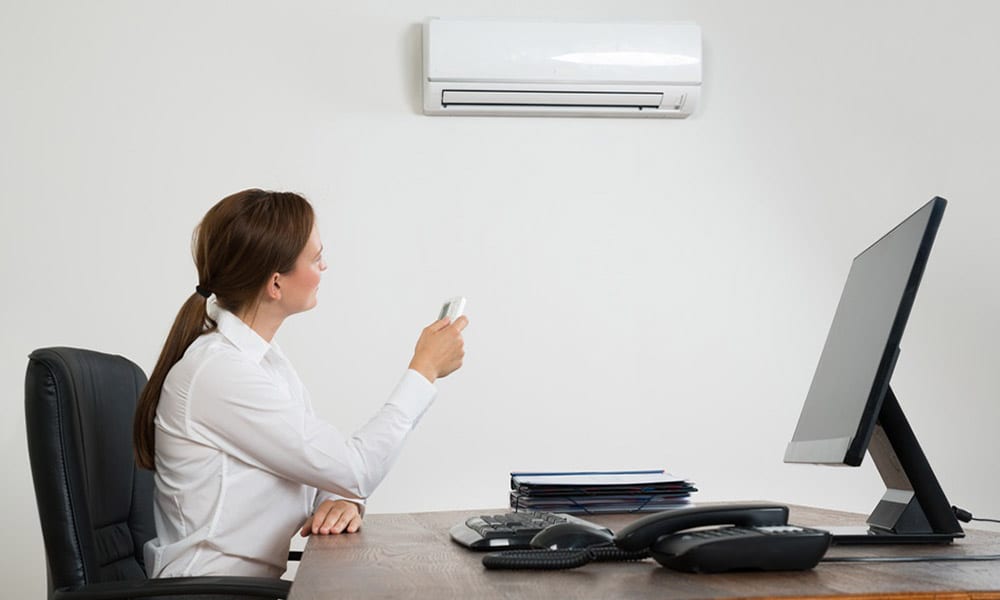 Scoppia il caldo: quanto fa male l'aria condizionata in ufficio?