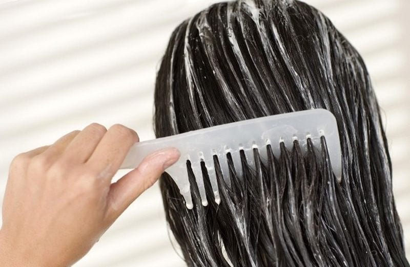 Non si lava i capelli per 8 mesi: cosa accade di strano