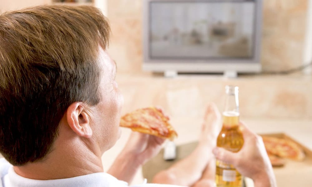 Guardare la tv o chiacchierare dopo cena: perché fa gonfiare la pancia