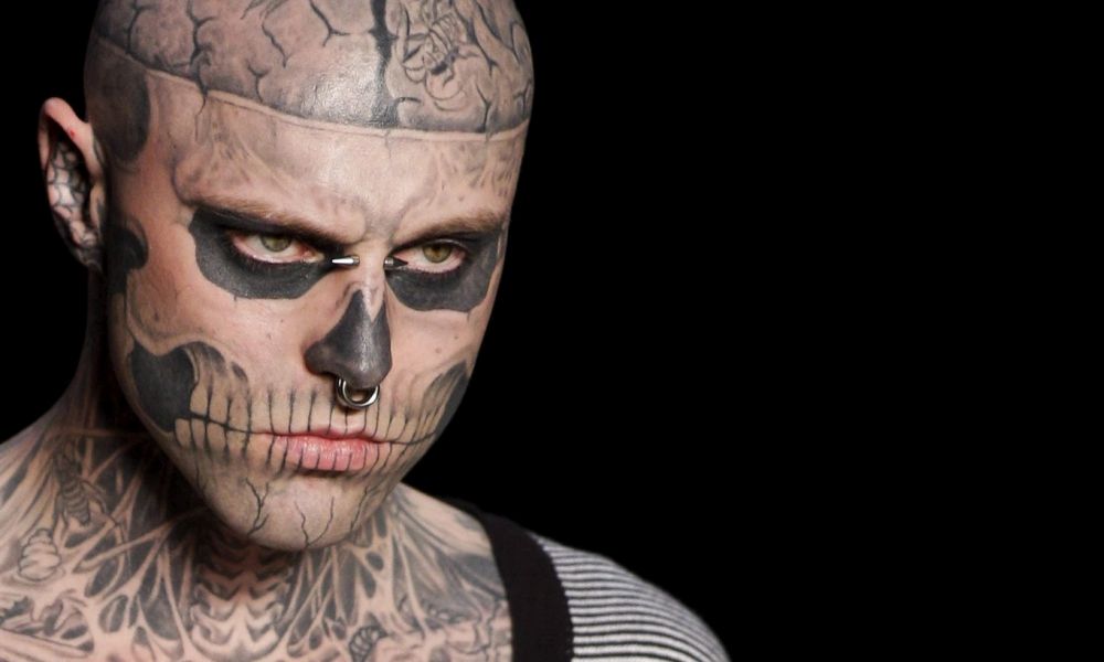 Muore l'uomo zombie: aveva corpo e volto completamente tatuati