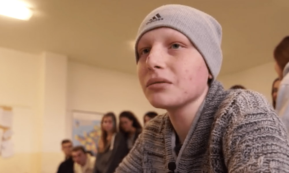 Addio a Simone, diciottenne col cancro: il gesto della classe è d'oro