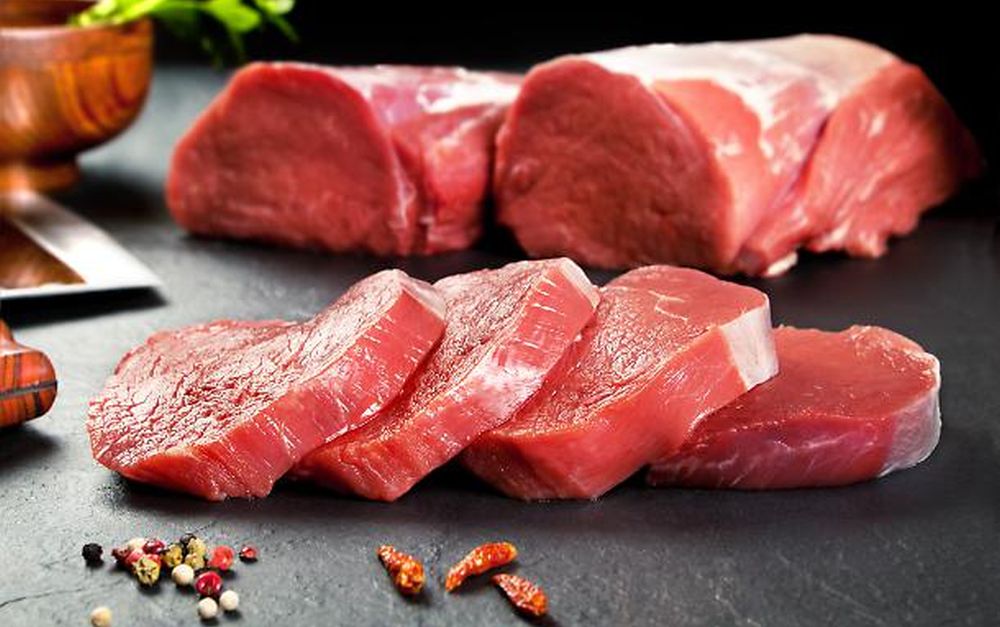 Tassare la carne rossa: la proposta choc scatena la polemica