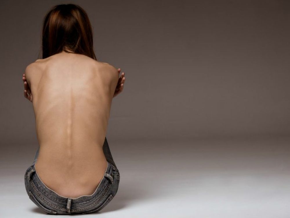 Istiga giovani donne all'anoressia: Le Iene scoprono il mostro