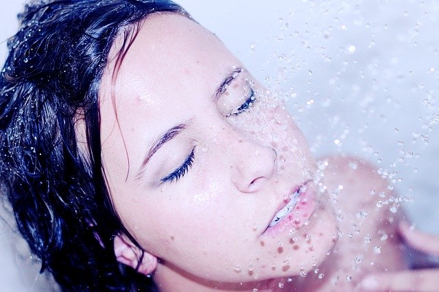 Quante volte a settimana lavare i capelli: la regola dello shampoo perfetto
