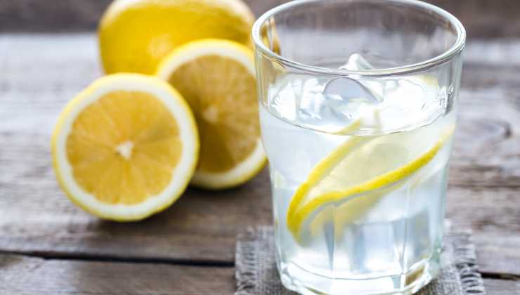 Bicchiere acqua e limone mattino dieta
