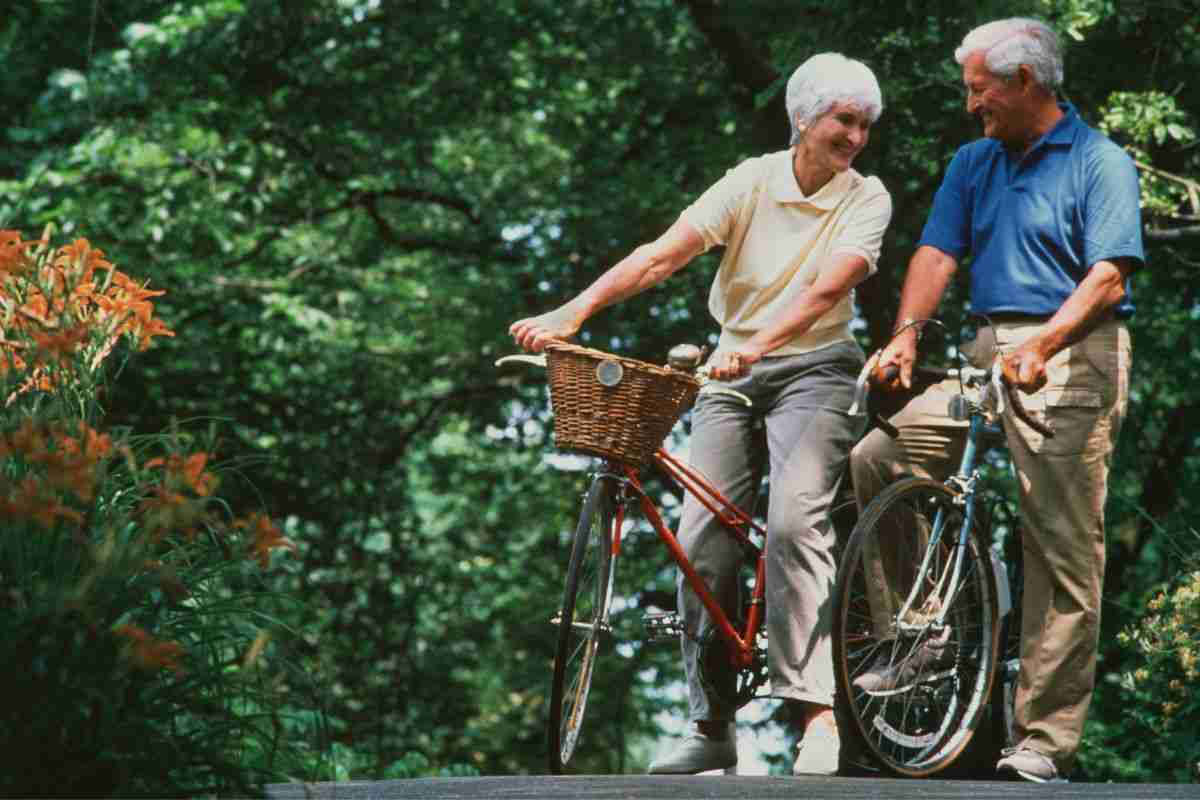 Vecchiaia sport bicicletta pedalata