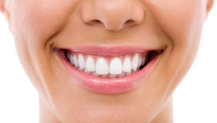 come avere denti bianchissimi rimedi economici naturali