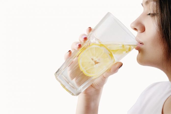 Bicchiere acqua e limone