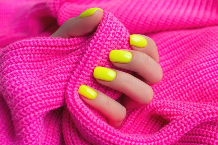 Nail art smalto fluo giallo 