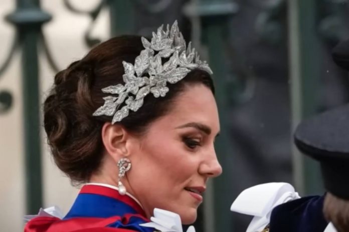 Kate Middleton acconciatura capelli incoronazione acconciatura come realizzarla