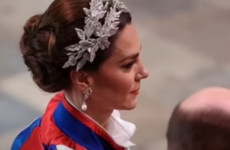Kate Middleton acconciatura capelli incoronazione acconciatura come realizzarla