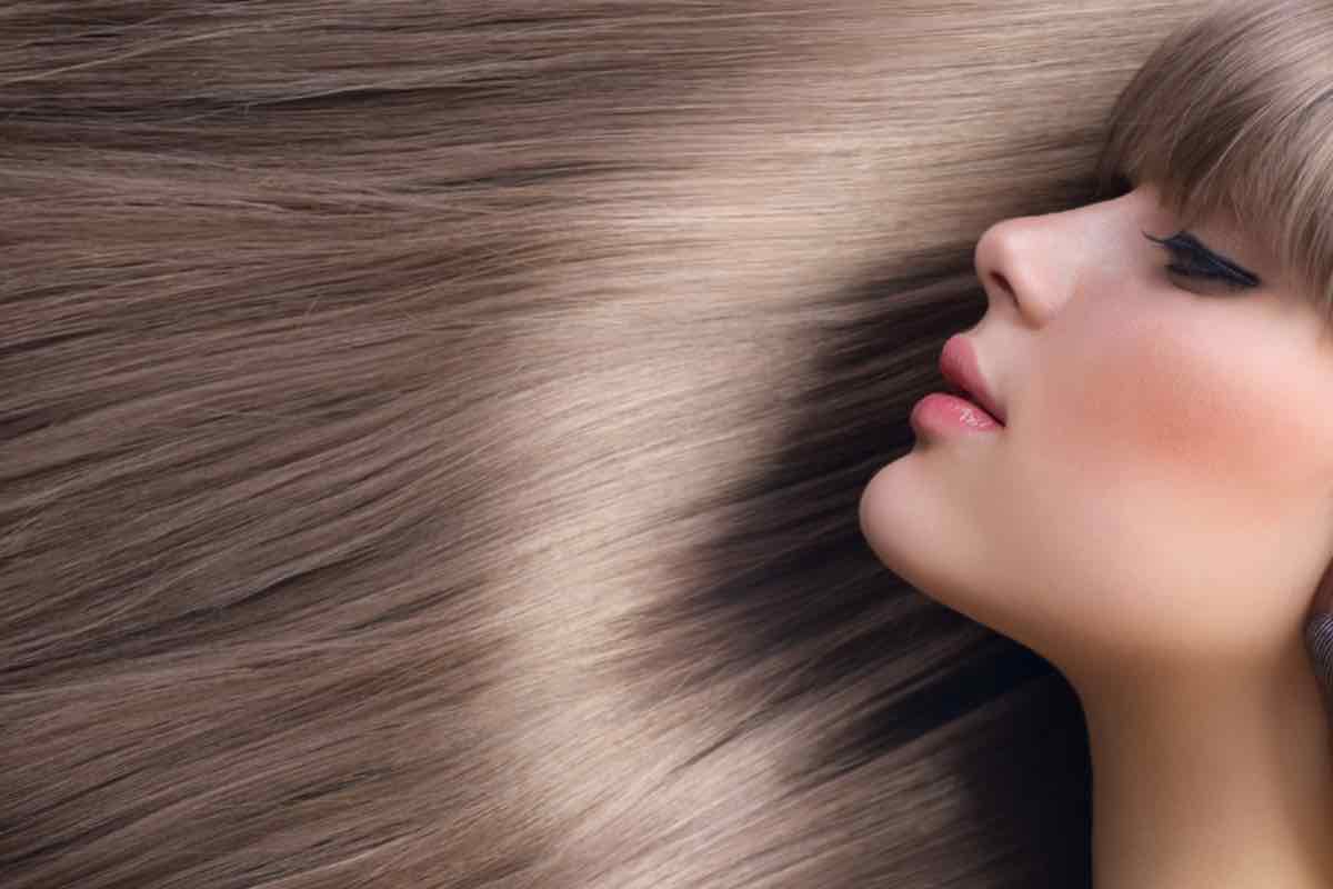 come accelerare la crescita dei capelli