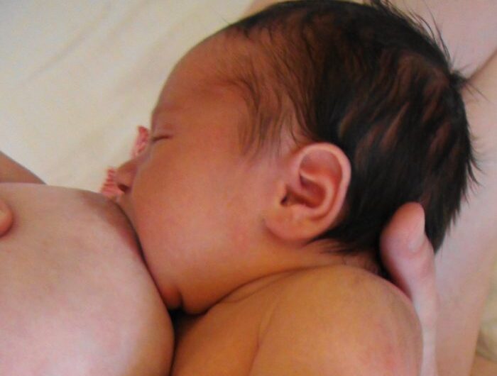 Allattamento al seno e sviluppo infantile: studi da Giappone e Norvegia confermano benefici su sonno e ADHD
