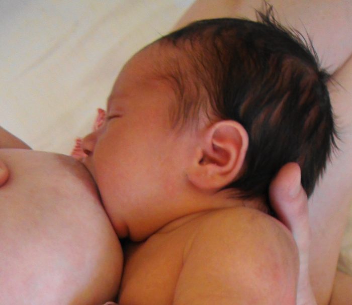 Allattamento al seno e sviluppo infantile: studi da Giappone e Norvegia confermano benefici su sonno e ADHD
